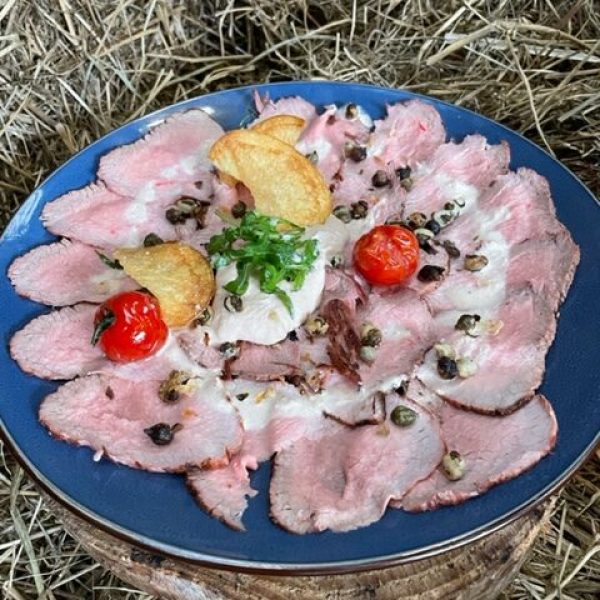 Vitello Tonnato met gefrituurde kappertjes.